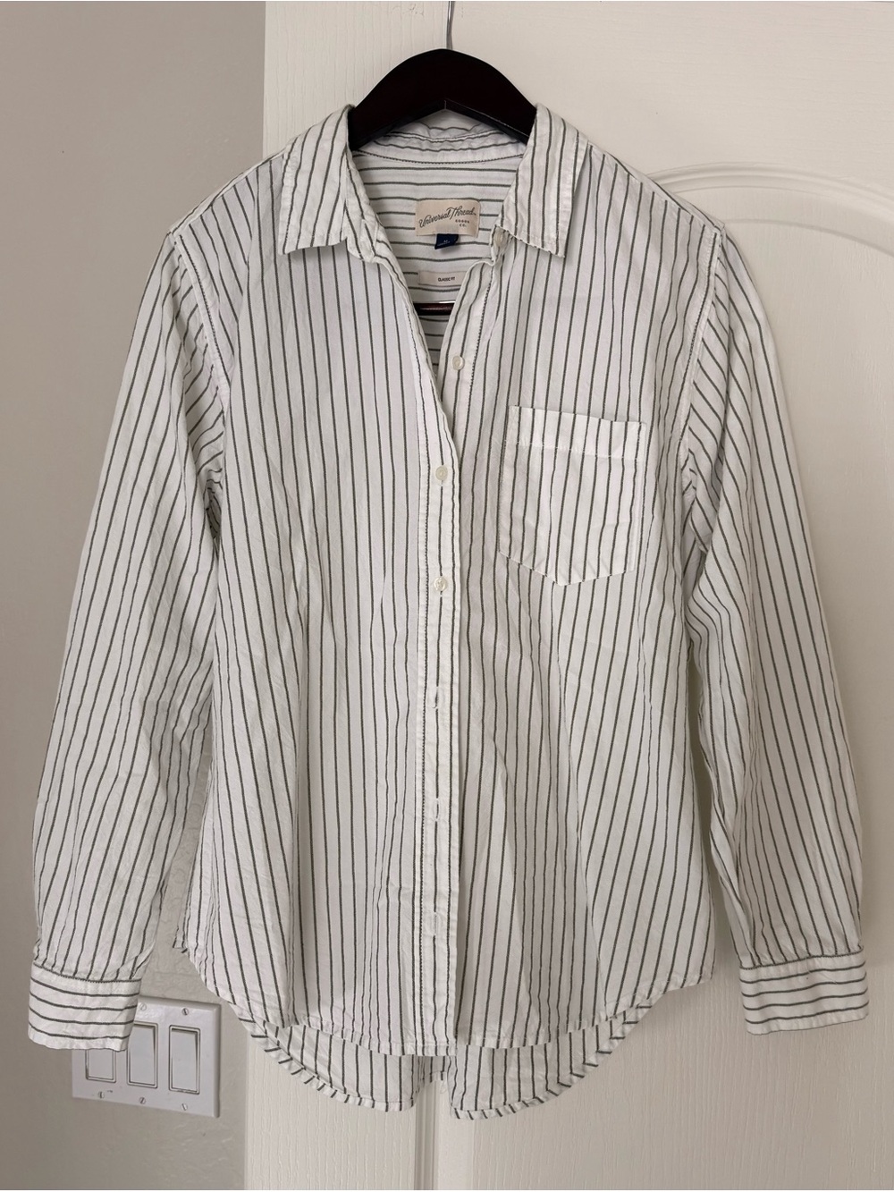 Universal Thread Classic Fit Button Up Shirt Size M White & Olive Green Striped